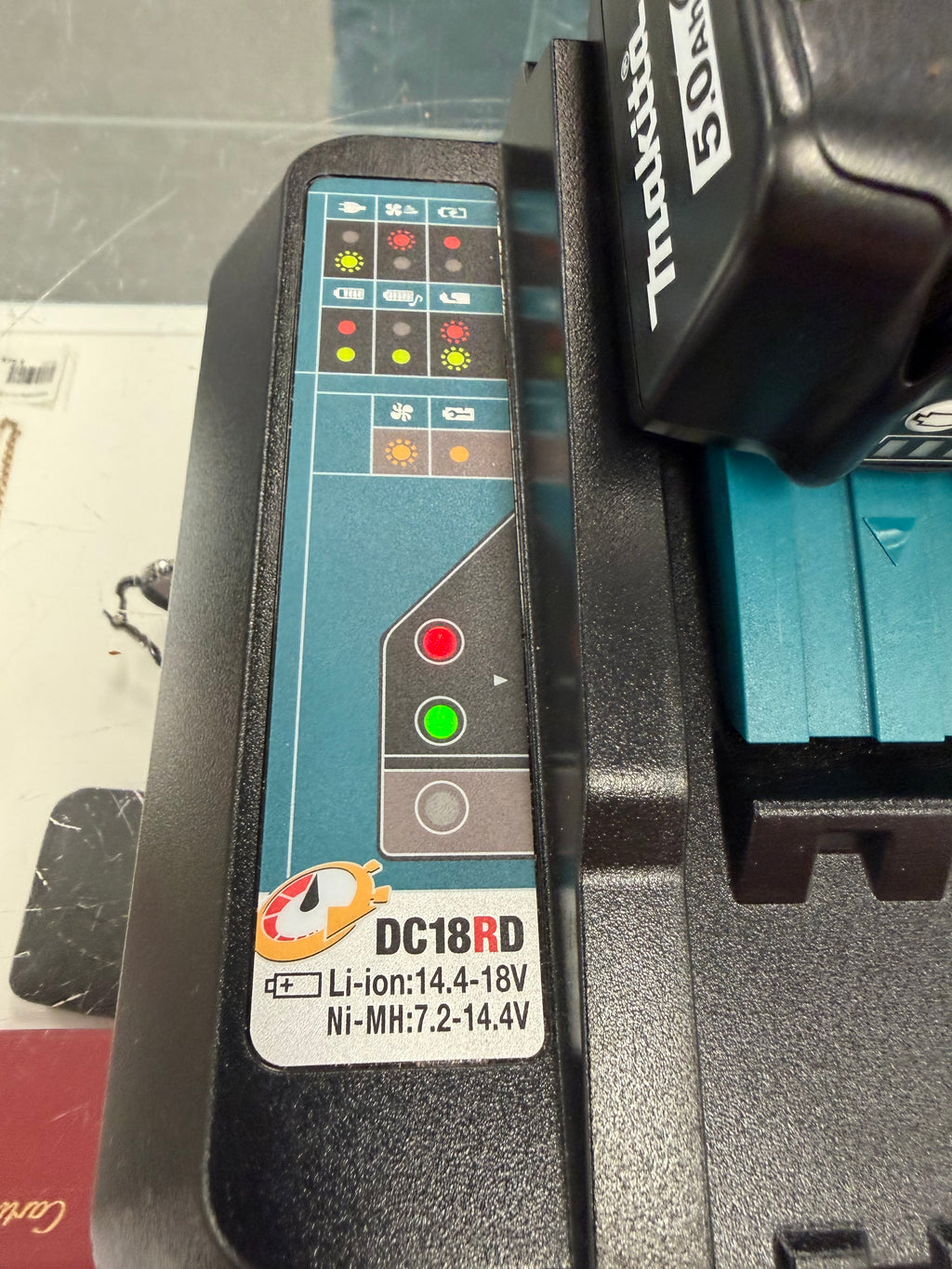 Makita DC18RD Duo Snellader + 2x Makita BL1850B 18V 5.0Ah Accu