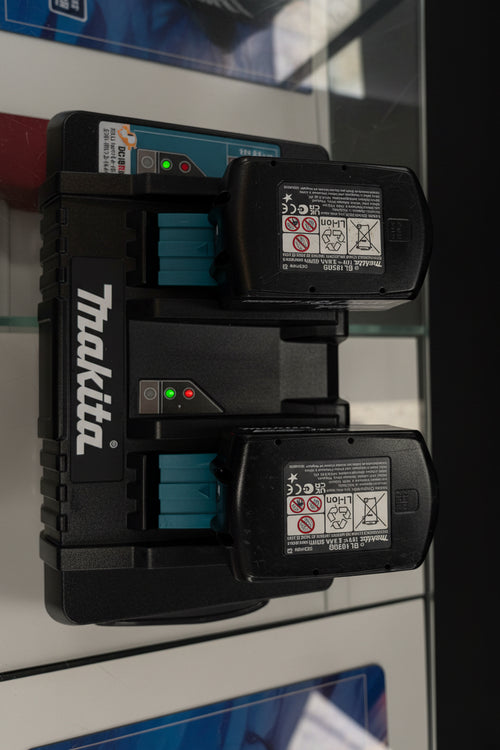 Makita DC18RD Duo Snellader + 2x Makita BL1850B 18V 5.0Ah Accu